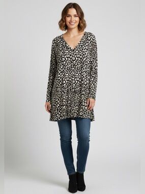 💜 V-Neck Long Sleeve Animal Print Tunic • EUC • 27" P2P, 29" length